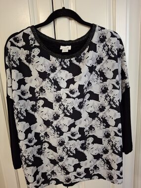 Jaclyn Smith Black and White Floral Long Sleeve Top